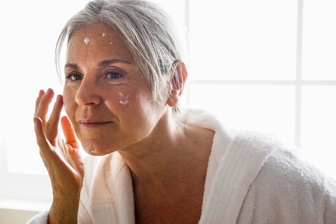 Nanošenje kreme protiv starenja za vlaženje i hranjenje kože lica