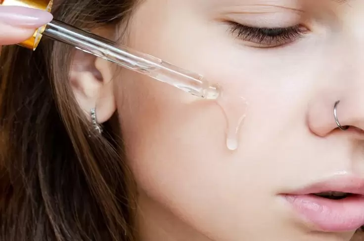 nanošenje seruma na žensko lice